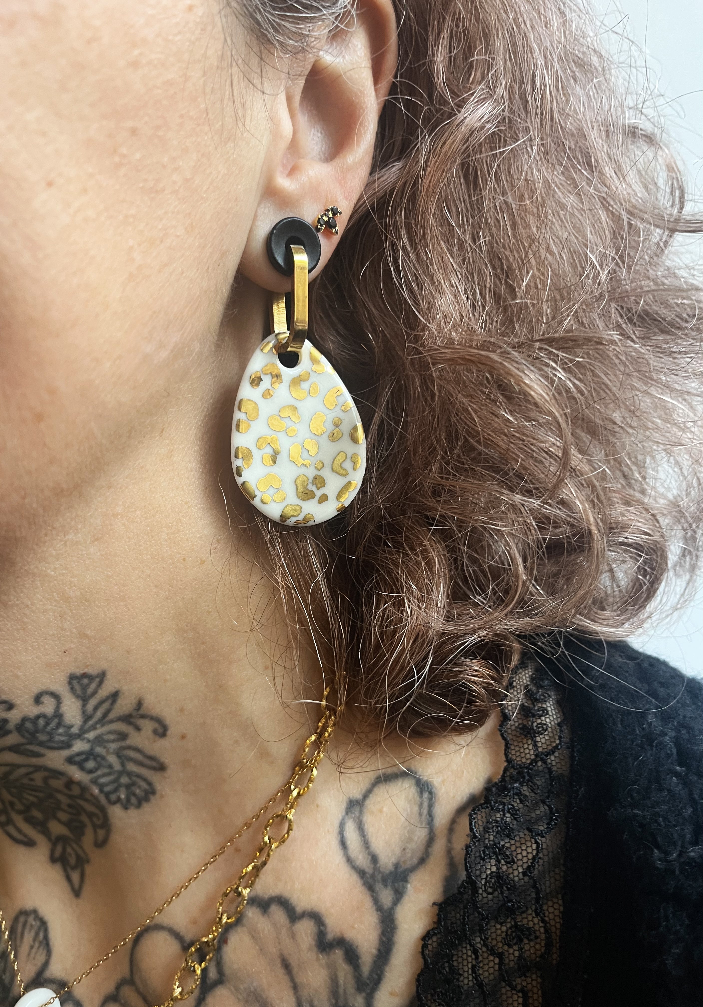 boucle d'oreille en porcelaine blanche, imprimé léopard brillant réalisé à l'or fin à la main 
