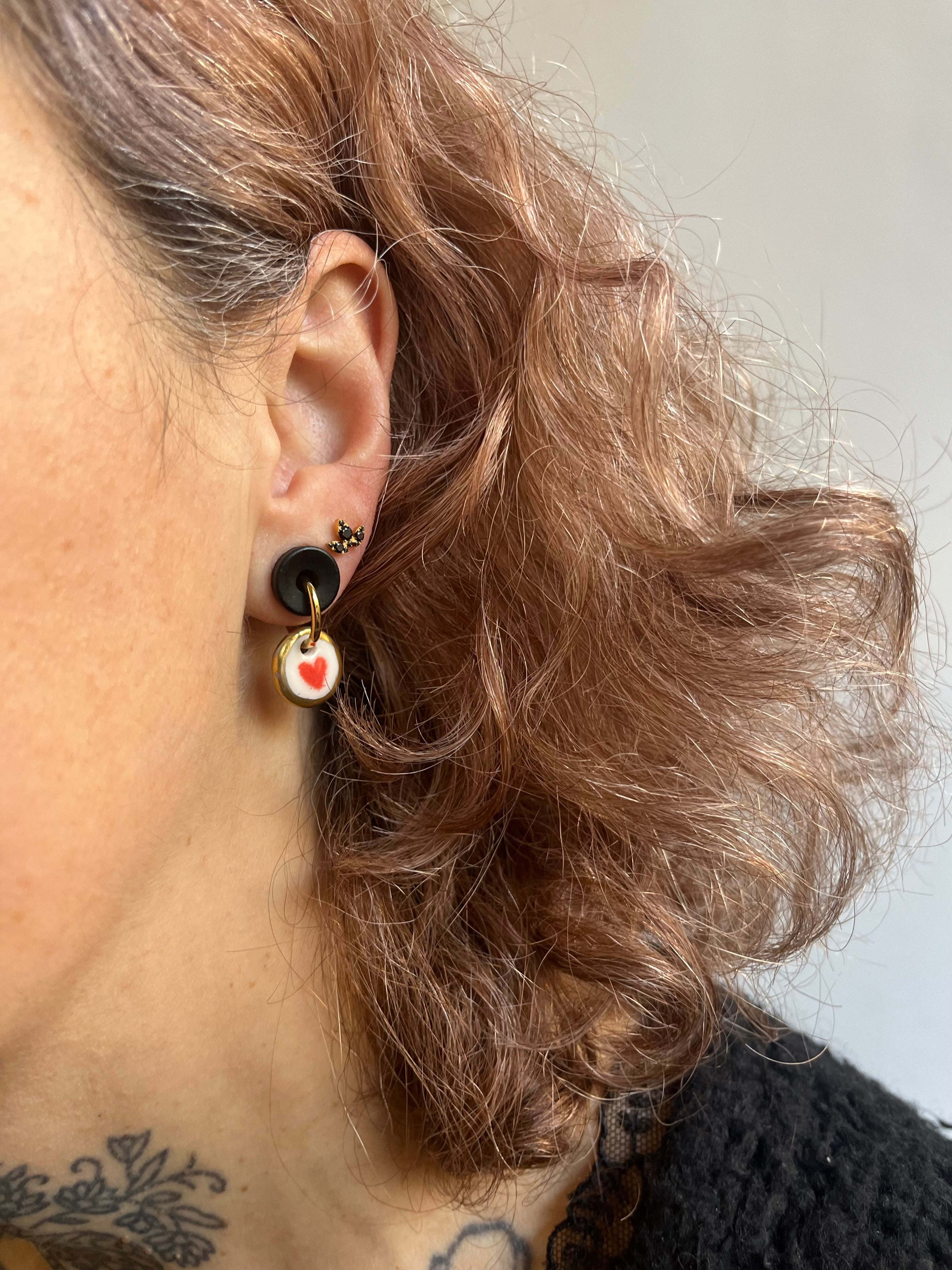 boucle d'oreille pendante en porcelaine blanche,  à l'or liquide avec motif cœur rouge 