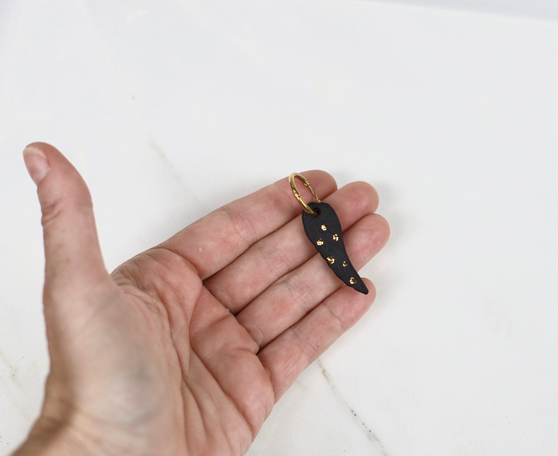 boucle d'oreille dorée en forme d'aile, décoré d'éclats d'or fin peints à la main à Lyon 