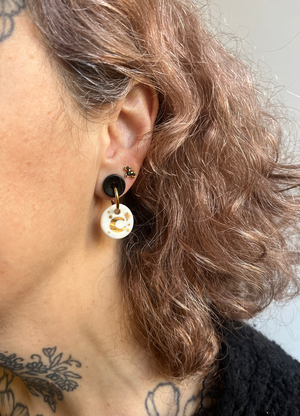 boucle d'oreille pendante dorée faite en porcelaine blanche à la main avec un motif de croissant de lune brillant peint à l'or. Fait à la main à Lyon 