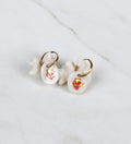 boucle d'oreille pendante porcelaine rond  blanche avec un motif sacré-cœur ex-voto rouge et or fin.