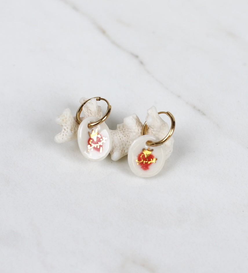 boucle d'oreille pendante porcelaine rond  blanche avec un motif sacré-cœur ex-voto rouge et or fin.