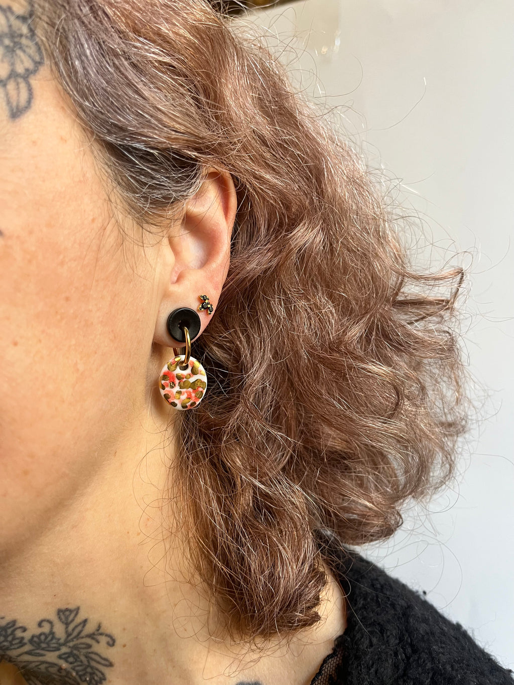 boucle d'oreille pendante en porcelaine fine à  léopard unique peint à la main avec de l'or liquide fais à la main. 