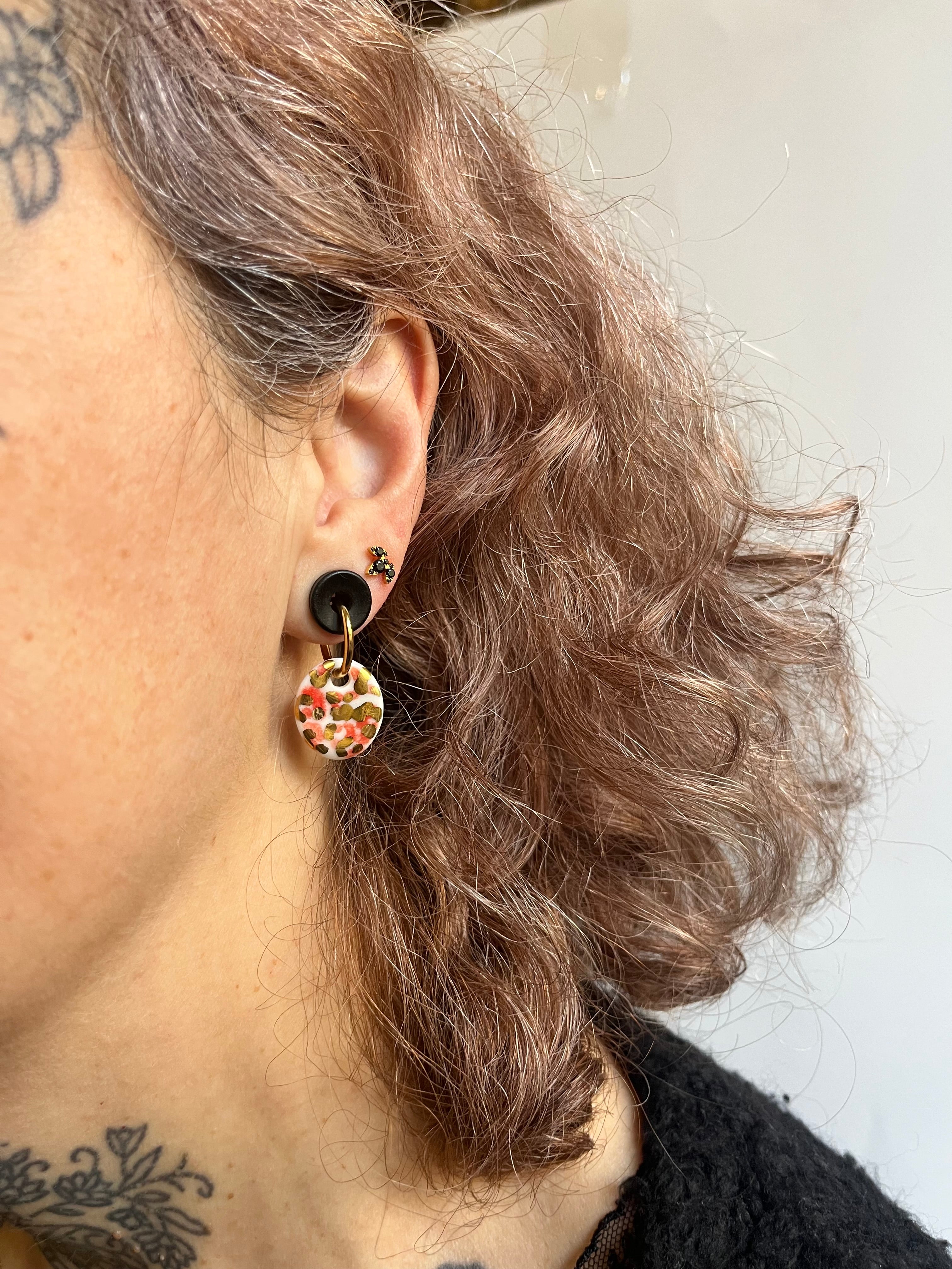 boucle d'oreille pendante en porcelaine fine à  léopard unique peint à la main avec de l'or liquide fais à la main. 