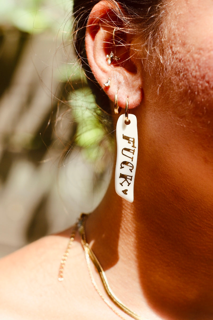 boucle d'oreille avec inscription fuck peint à la main en or liquide 