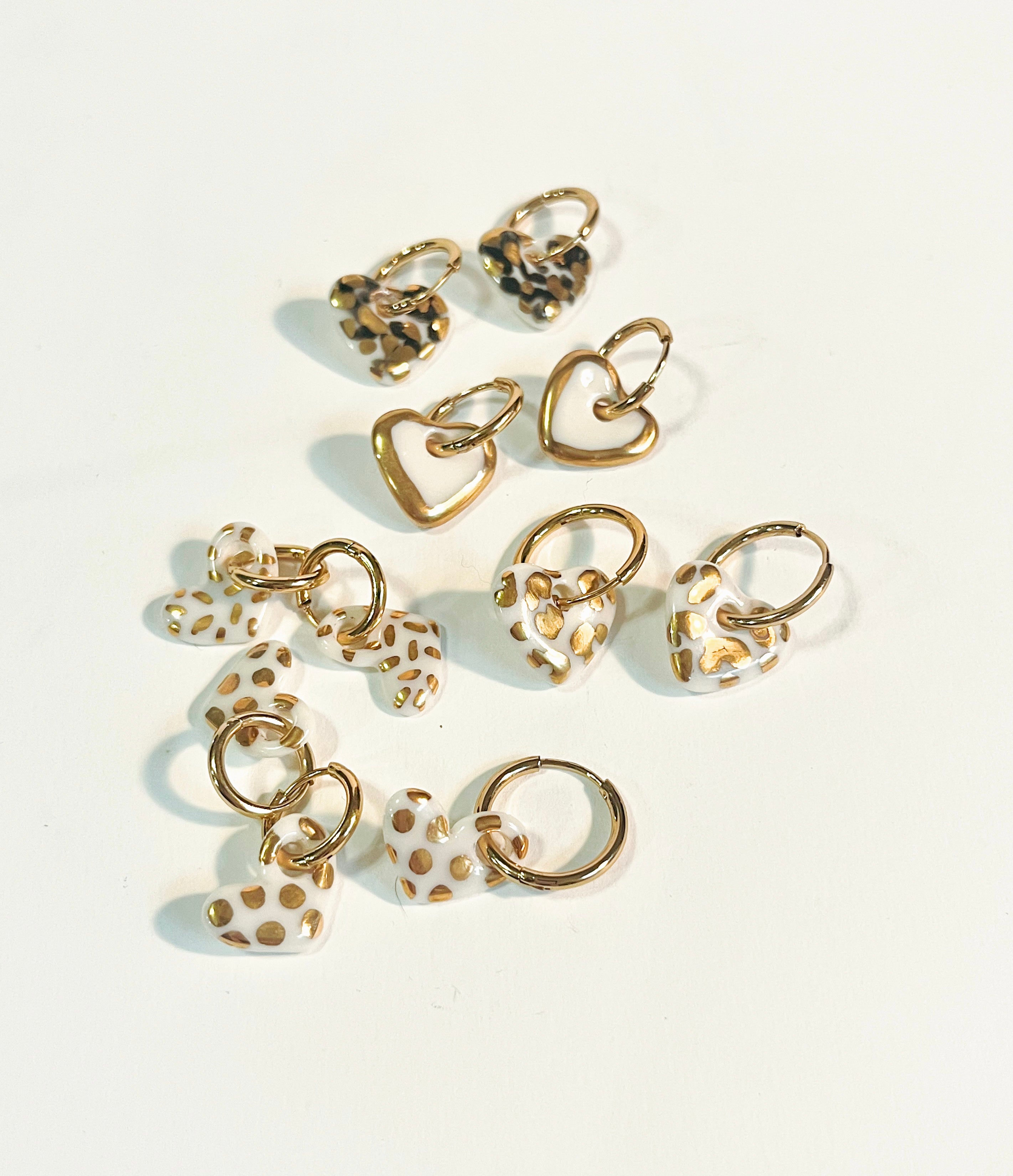 Mini boucle d'oreille à motif coeur en porcelaine avec des touches d'or faites mains