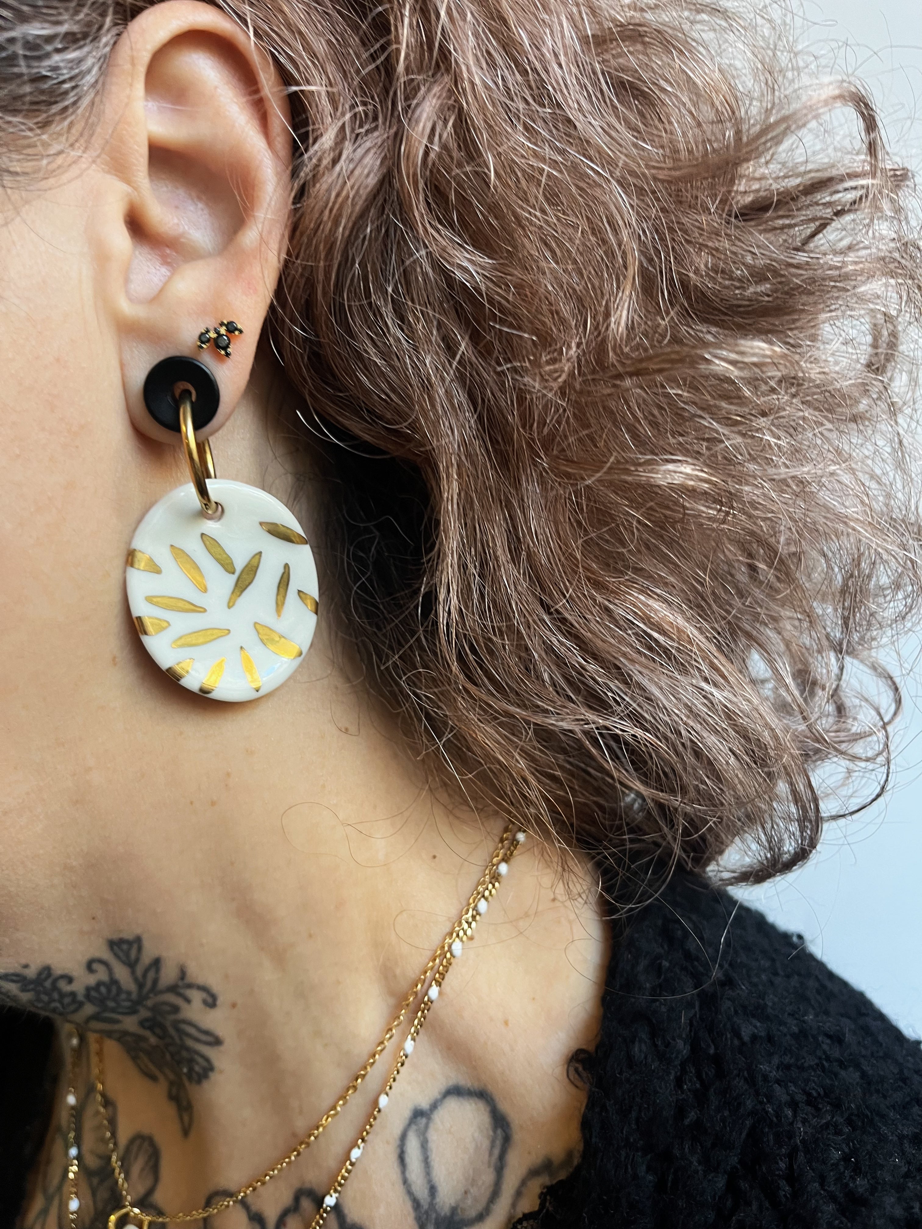grande boucle 'oreilles fabriqué en porcelaine à la main avec un motif feuillage peint à l'or liquide 