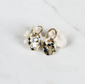boucle d'oreille en porcelaine blanc à motif léopard avec des touches d'or 