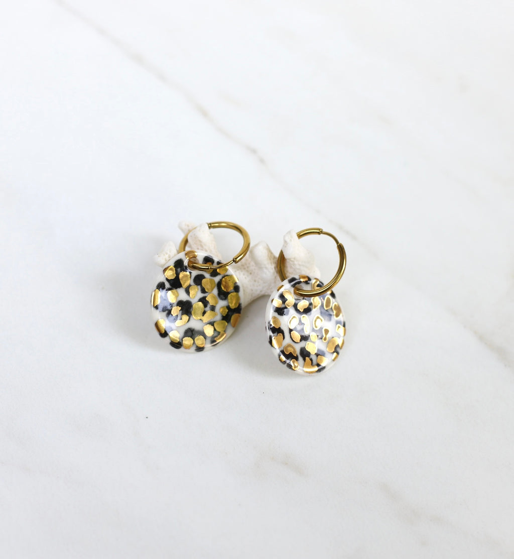 Boucle d'oreille en porcelaine motif léopard fait main avec des touches d'or 