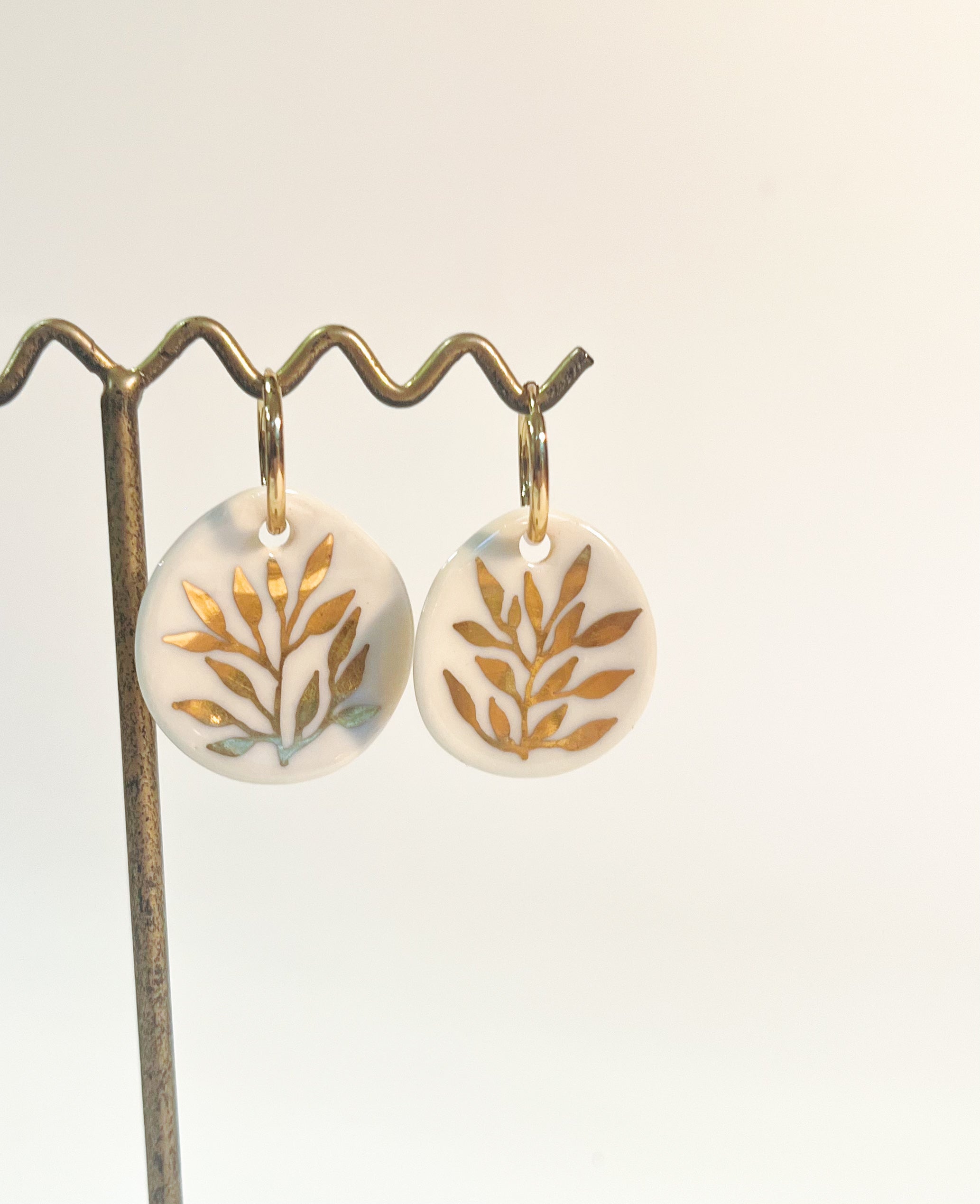 Boucle d'oreille de créateur à motif floral en porcelaine avec des finitions or 