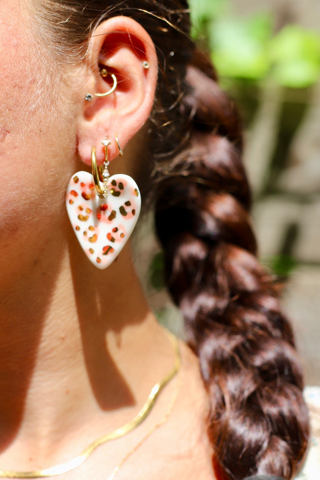 boucle d'oreille pendante en forme de grand cœur en porcelaine blanche, avec un motif léopard rose et or fin brillant,  dorée.