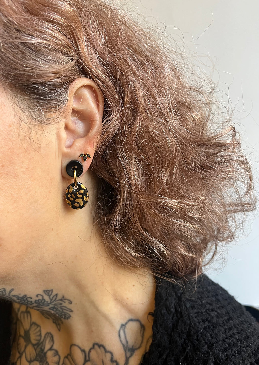 boucles d'oreilles noir dorés avec des taches style léopard à l'or liquide faites à la main.