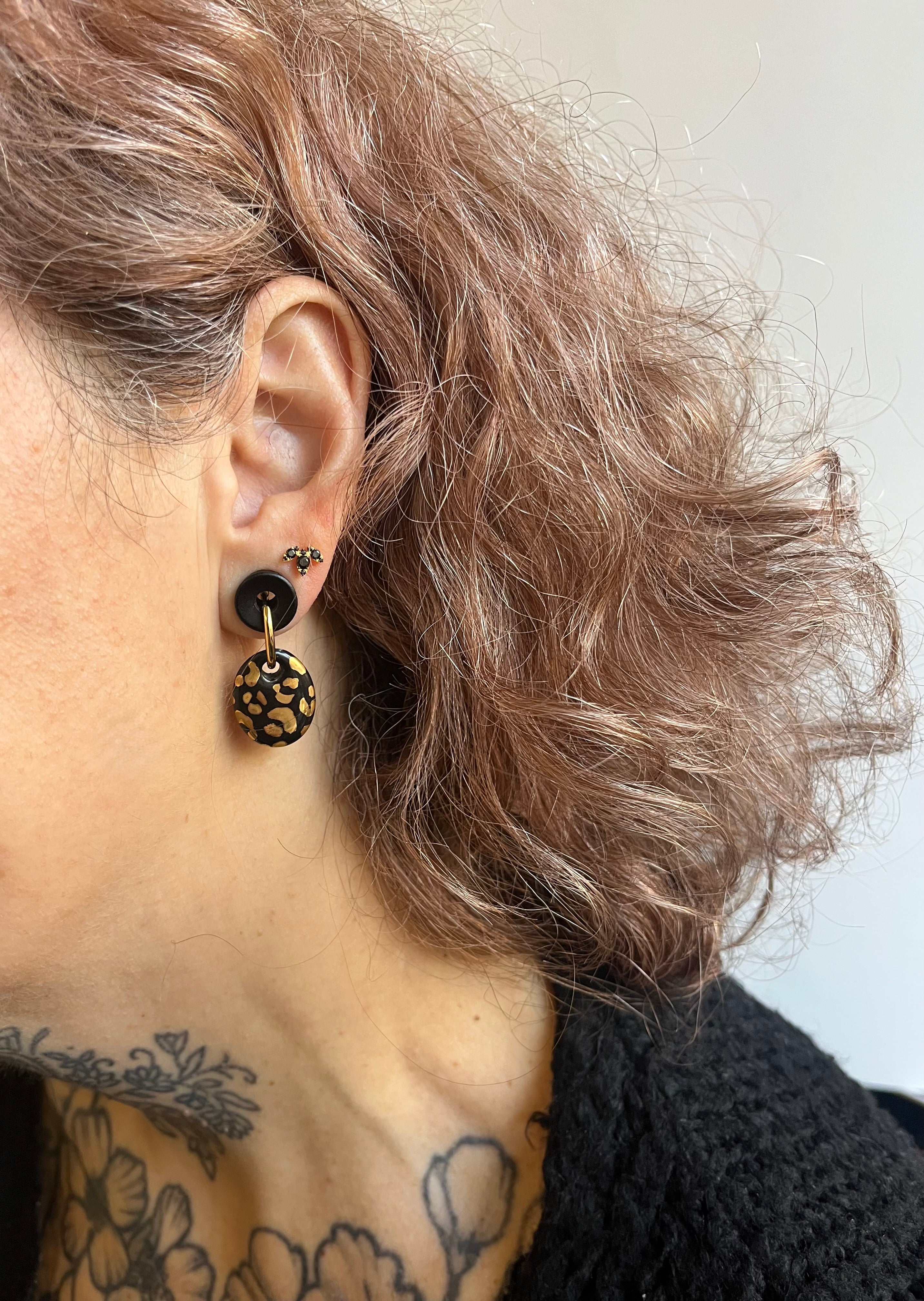 boucles d'oreilles noir dorés avec des taches style léopard à l'or liquide faites à la main.