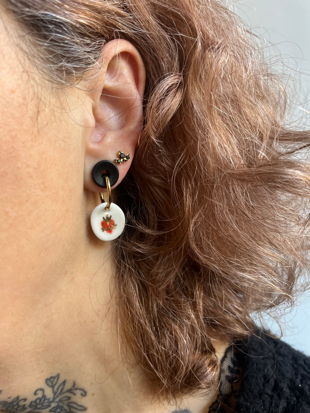 Paire de petits pendants d'oreilles avec anneaux dorés en porcelaine blanche émaillée avec un motif cœur sacré rouge et or peint à la main.