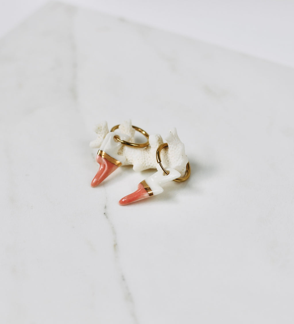 boucles d'oreilles dorées munies de charms éclairs en porcelaine bicolore blanc et rose saumon avec une démarcation à l'or fin réalisé à la main à Lyon. 