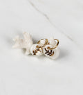 Paire de petites boucles d'oreilles dorées  en porcelaine blanche émaillée, ornées d'une branche de feuilles finement peinte à l'or fin étincelant fait à la main.
