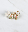 Paire de boucles d'oreilles pendantes avec petits médaillons ovales en porcelaine blanche émaillée, motif fleur rose détail d'or fin