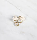 boucles d'oreilles pendantes en porcelaine blanche, avec un motif fleur mauve avec liseré d'or fin. Réalisé à la main et fait à Lyon 