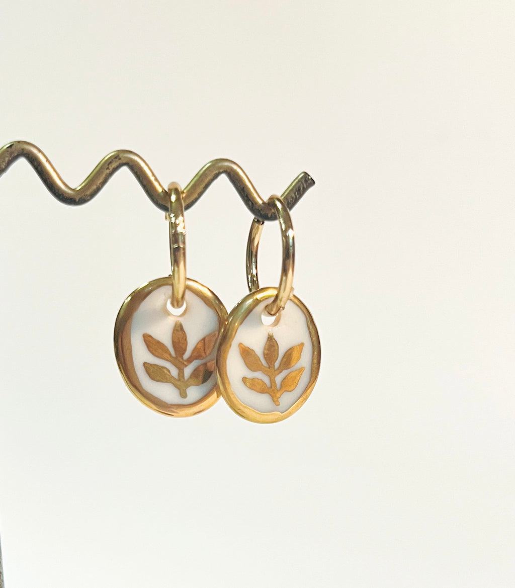 Boucles céramique fleur or , romantiques 