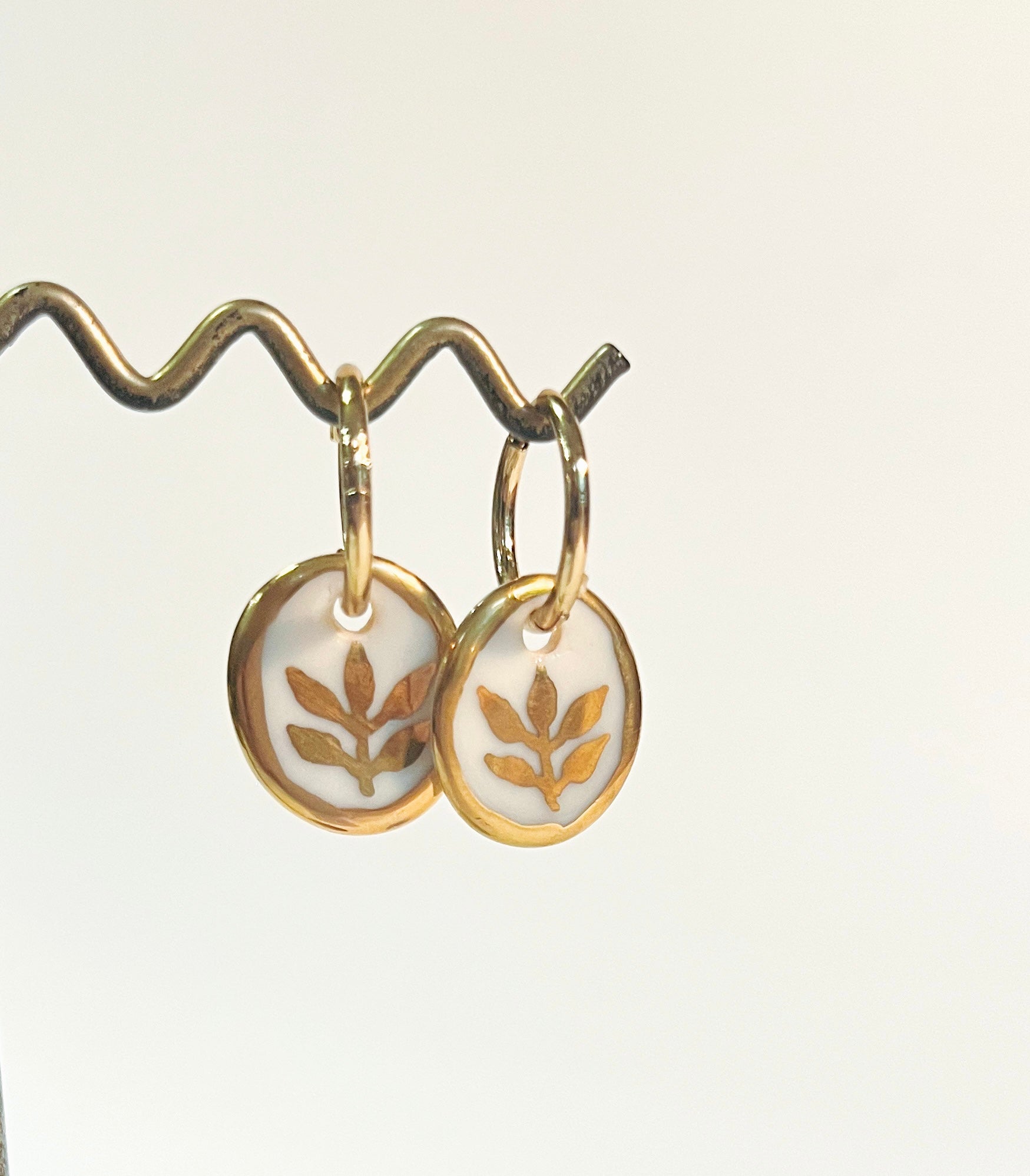 Boucles céramique fleur or , romantiques 