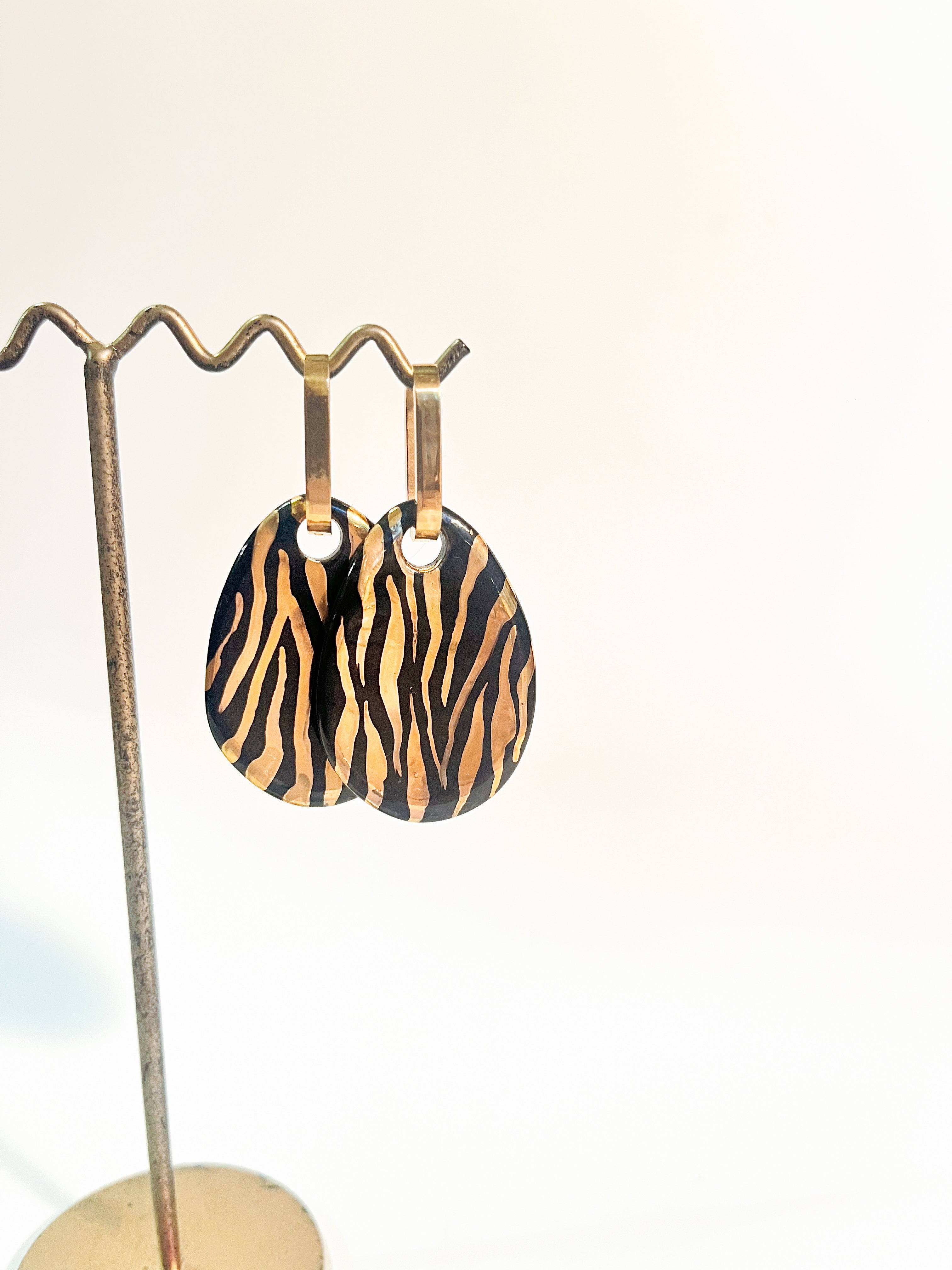 boucles d'oreilles noir en porcelaine dorés à motif  rayures zébrées dorées et brillantes faits mains 