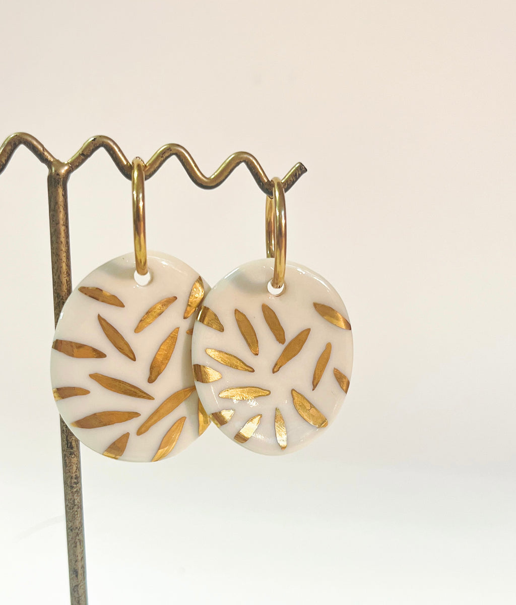 Jolie grande boucle d'oreille en porcelaine avec une décoration faites en or 
