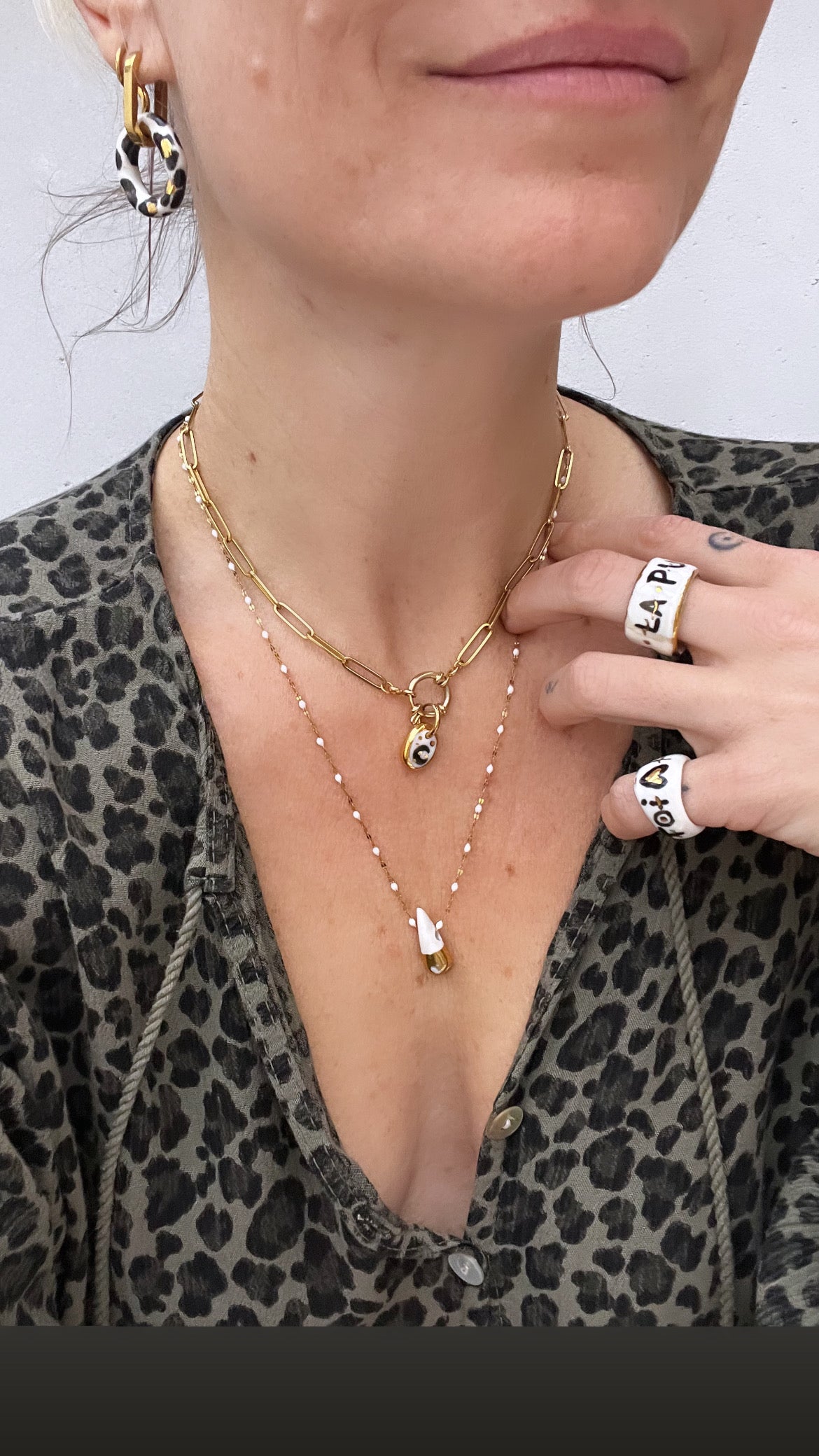 collier avec un pendentif goutte en porcelaine blanche et or fin, monté sur une délicate chaîne dorée faites main à Lyon 
