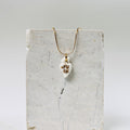Collier fin avec un pendentif en porcelaine blanche en forme de cœur ex-voto,  avec un message FUCK écrit en or fait à la main 