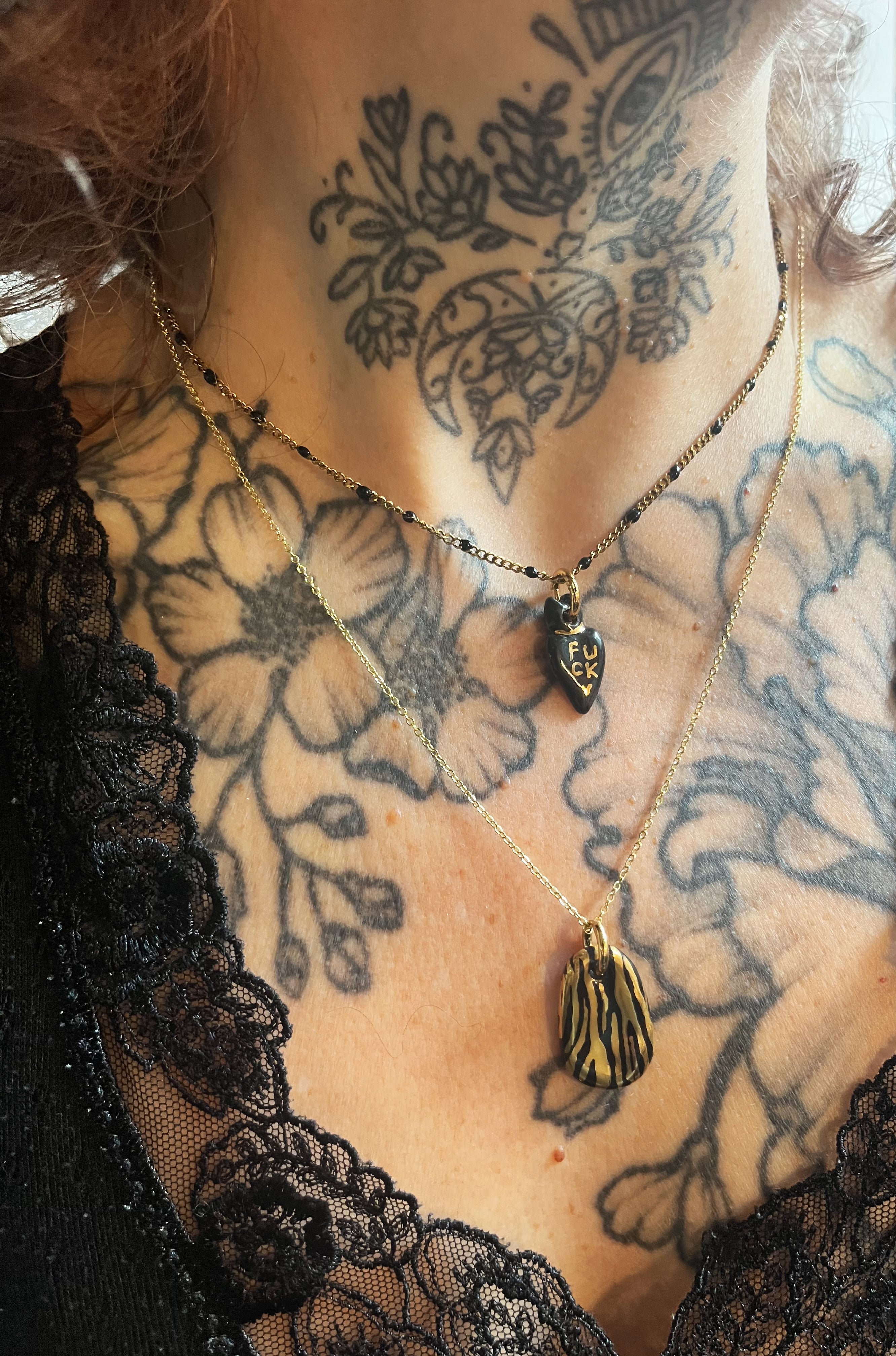  petits pendentifs en forme de cœurs ex-voto en porcelaine noire émaillée, orné du mot FUCK écrit en lettres d'or fin, fabriqué à la main.