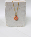 Collier un pendentif en forme de Lune  en porcelaine rose, avec des détail à l'or brillant 