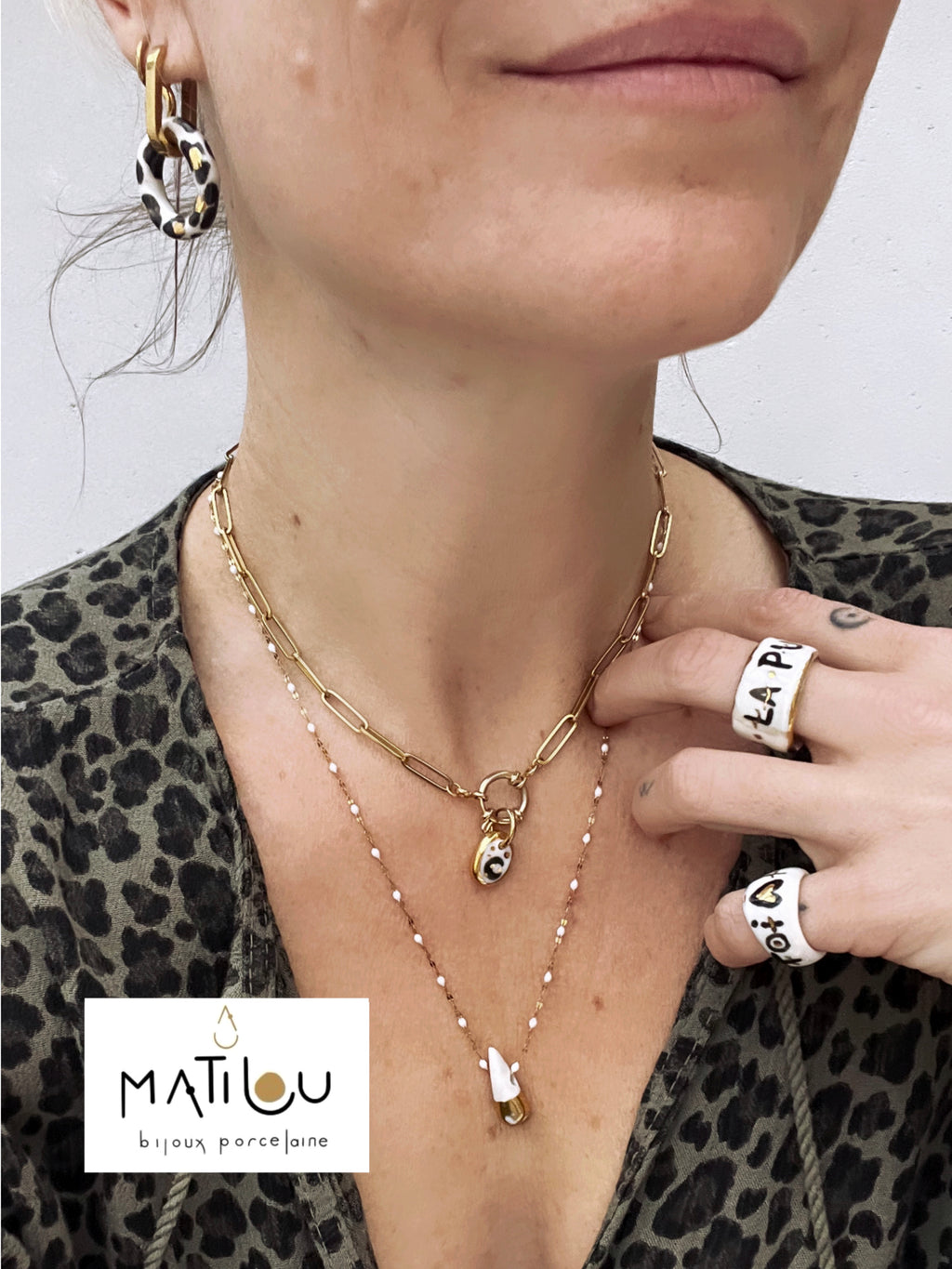 collier minimaliste pour femme en forme de goutte en porcelaine blanche  par une bande d'or liquide fait à la main 