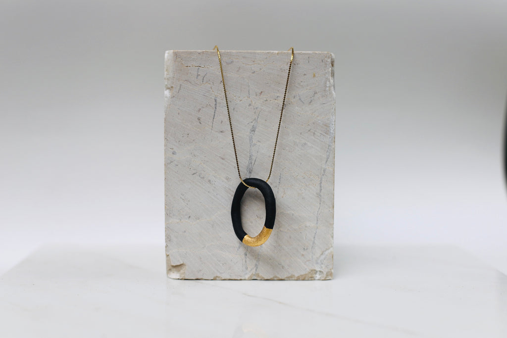 Collier à pendentif créole en porcelaine noire  mat satiné, avec des détails à l'or fait main 