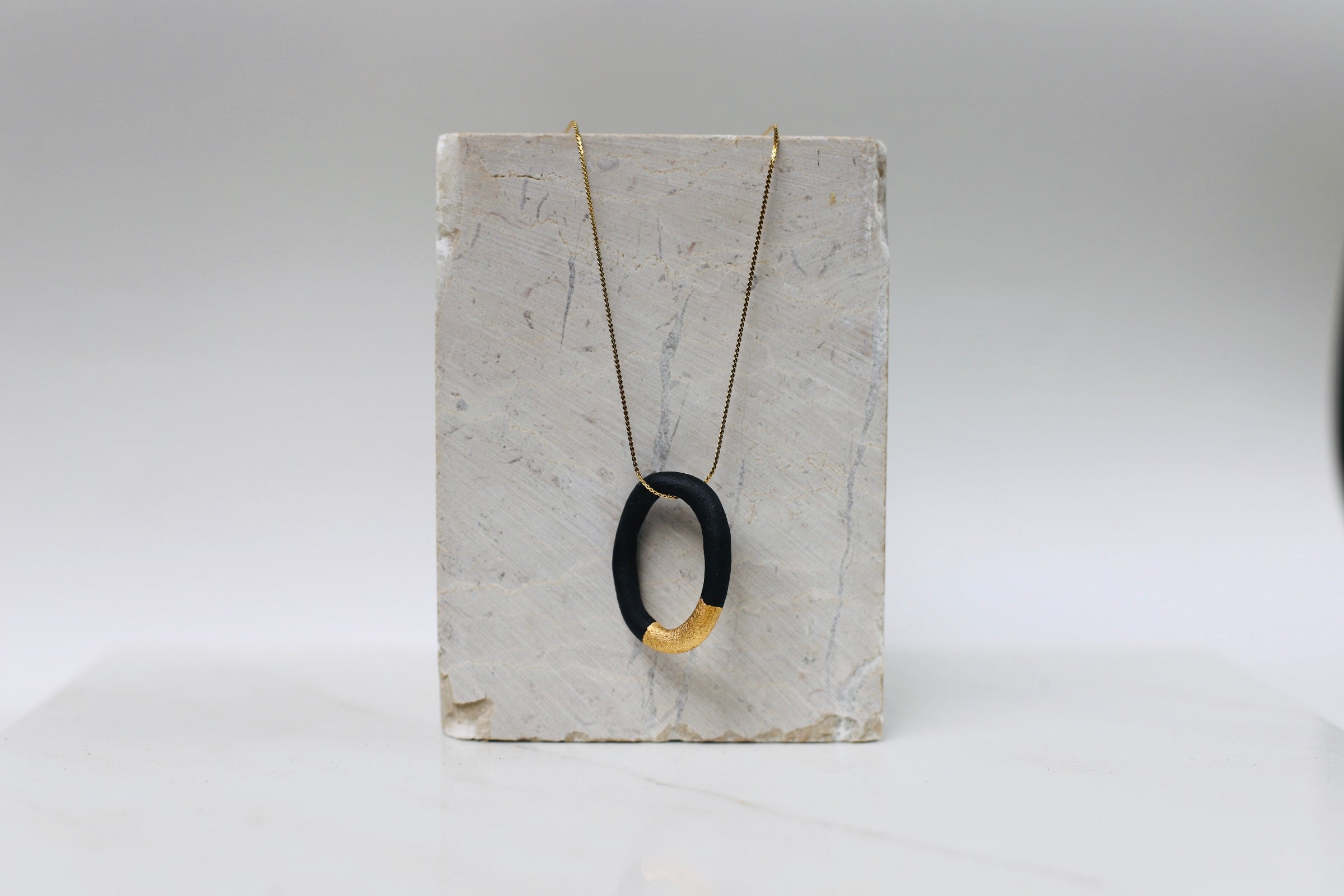 Collier à pendentif créole en porcelaine noire  mat satiné, avec des détails à l'or fait main 