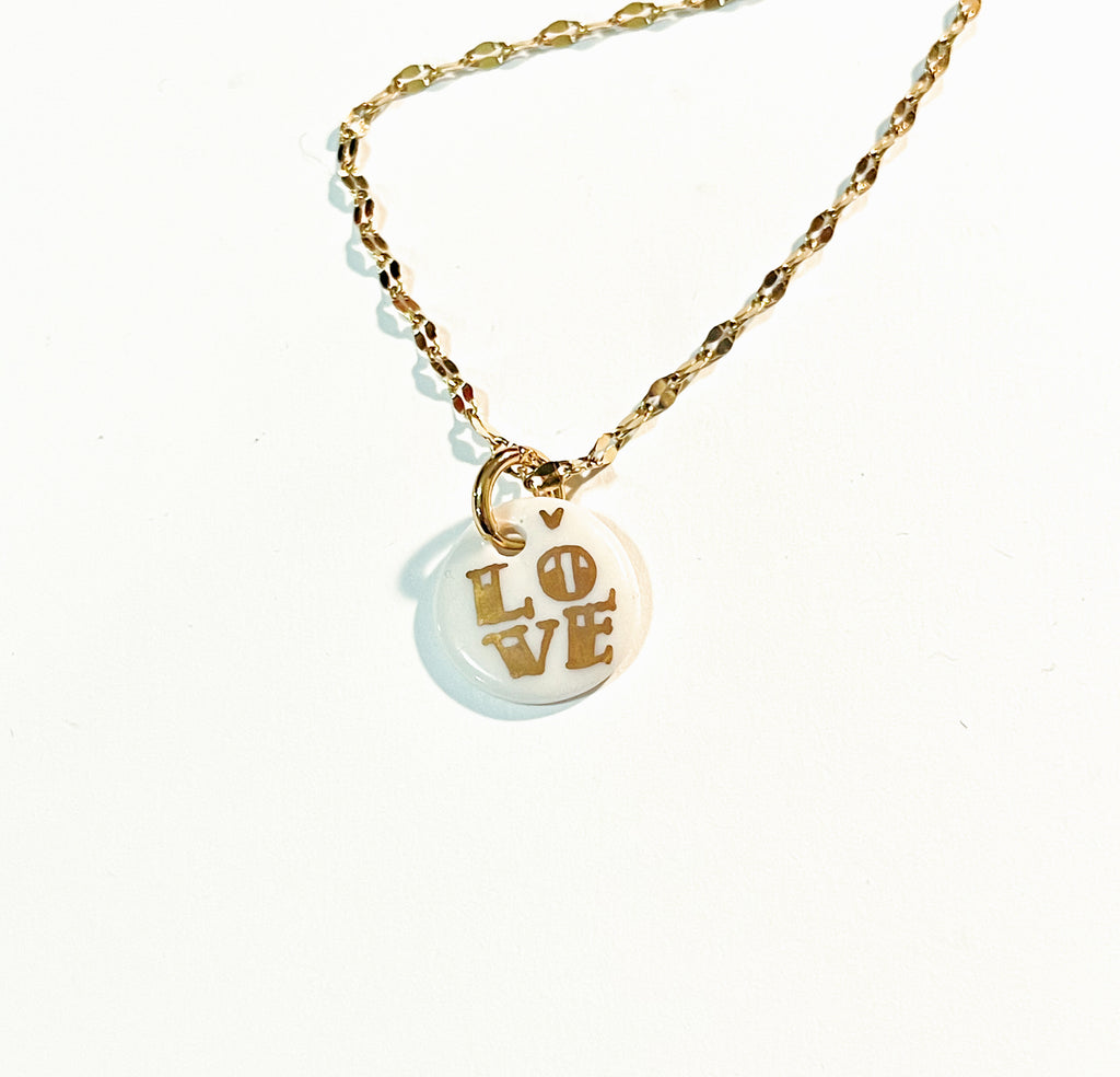 Collier Love en porcelaine avec écriture en or liquide fais main à Lyon créateur français 