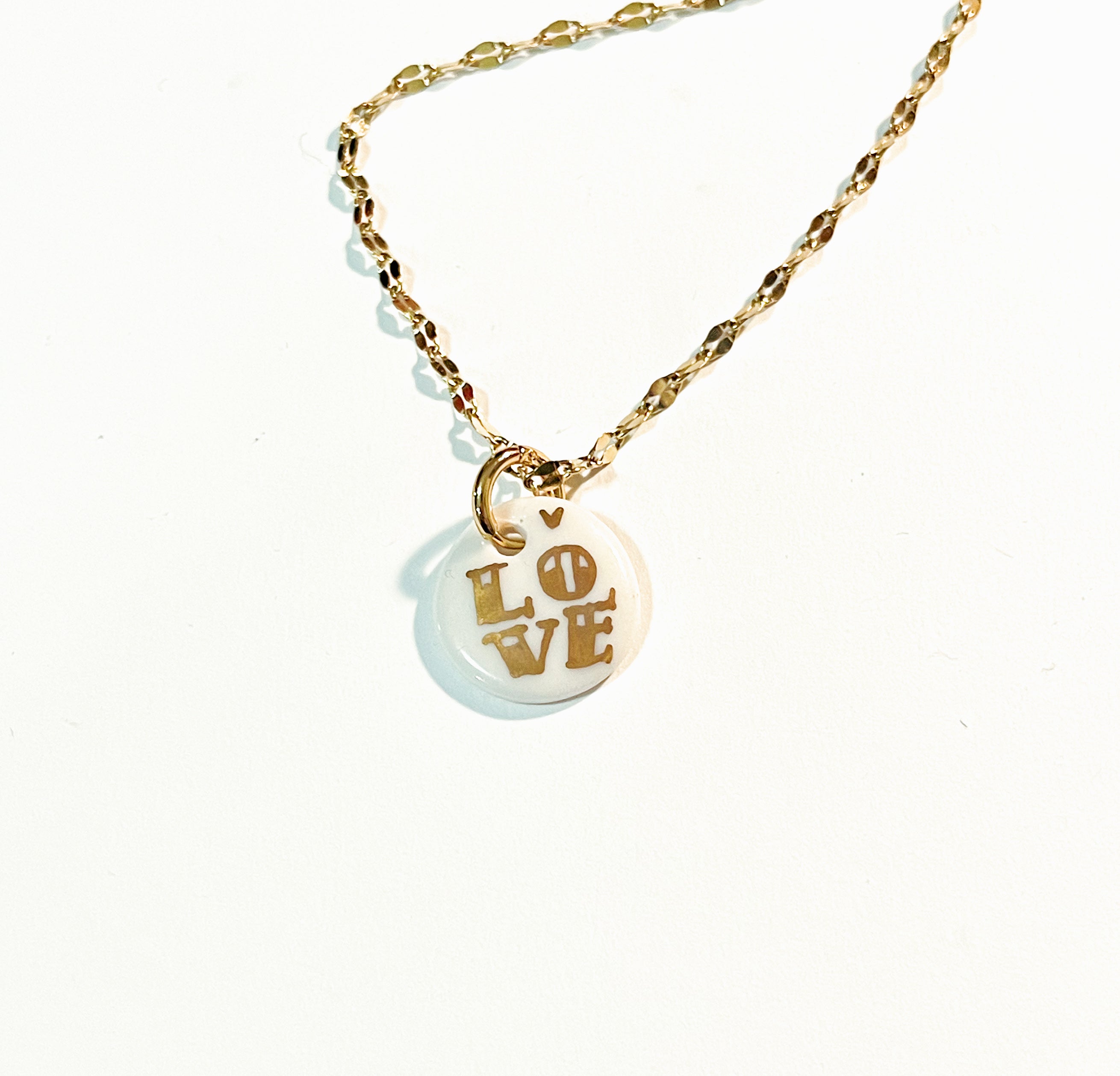 Collier Love en porcelaine avec écriture en or liquide fais main à Lyon créateur français 