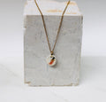 collier avec un pendentif  en motif de piment en porcelaine blanche, avec détail à l'or liquide 