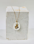 Collier fin pour femme avec un pendentif en porcelaine blanche orné d'un motif sacré-cœur ex-voto enflammé peint à l'or fin.