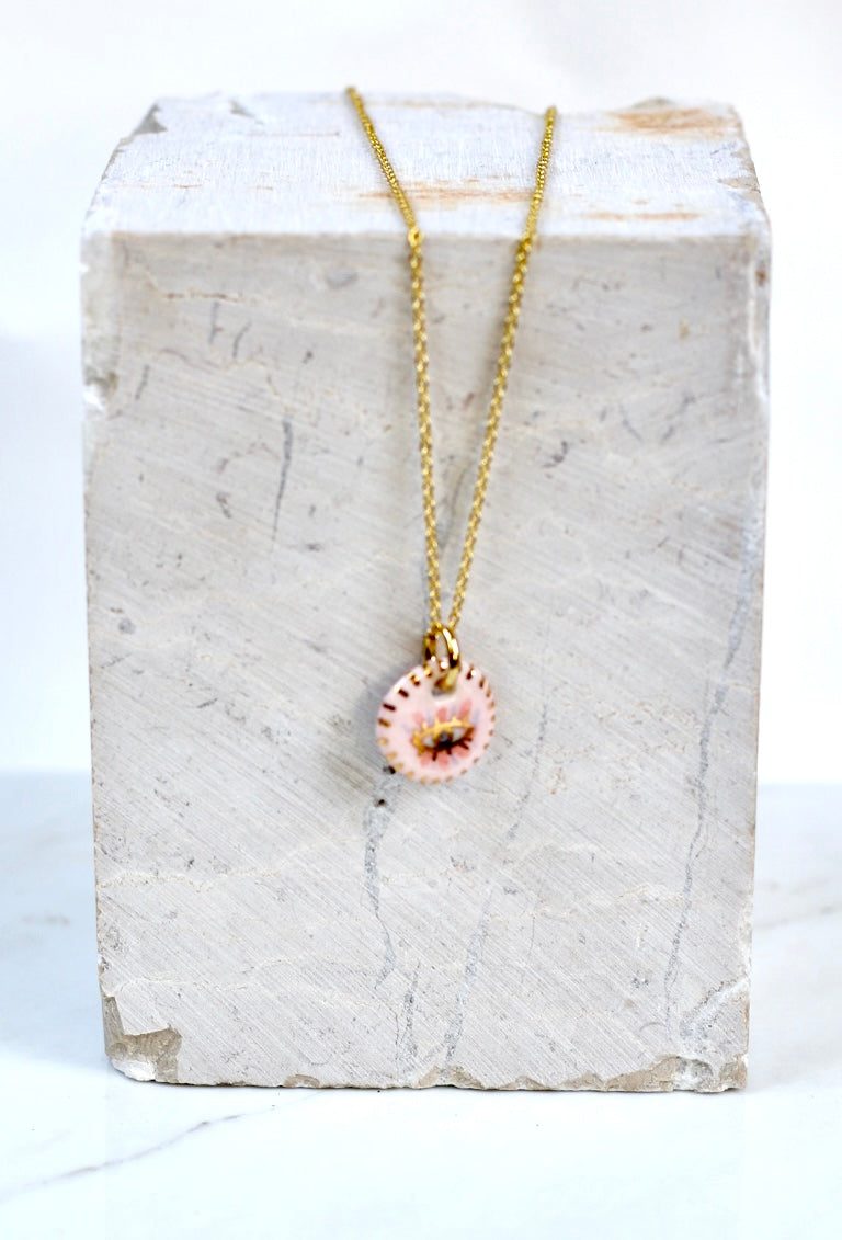 collier en acier inoxydable avec un motif oeil grecque rose en porcelaine peint à la main avec des détails à l'or liquide