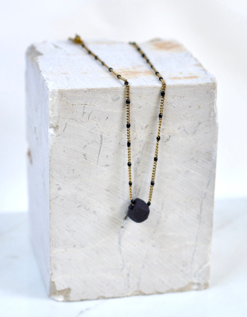 collier en acier inoxydable à pendentif pierre en porcelaine noir mat fabriqué à la main