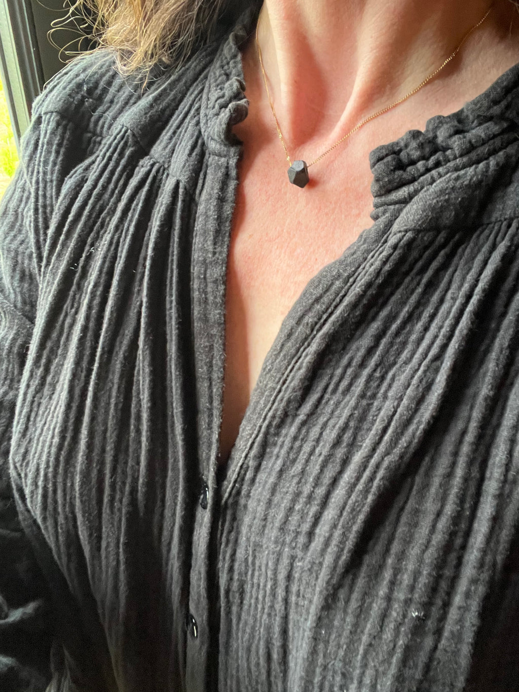 collier en acier inoxydable avec pendentif en porcelaine noir ma travaillé dans la masse. Pendentif fais main 