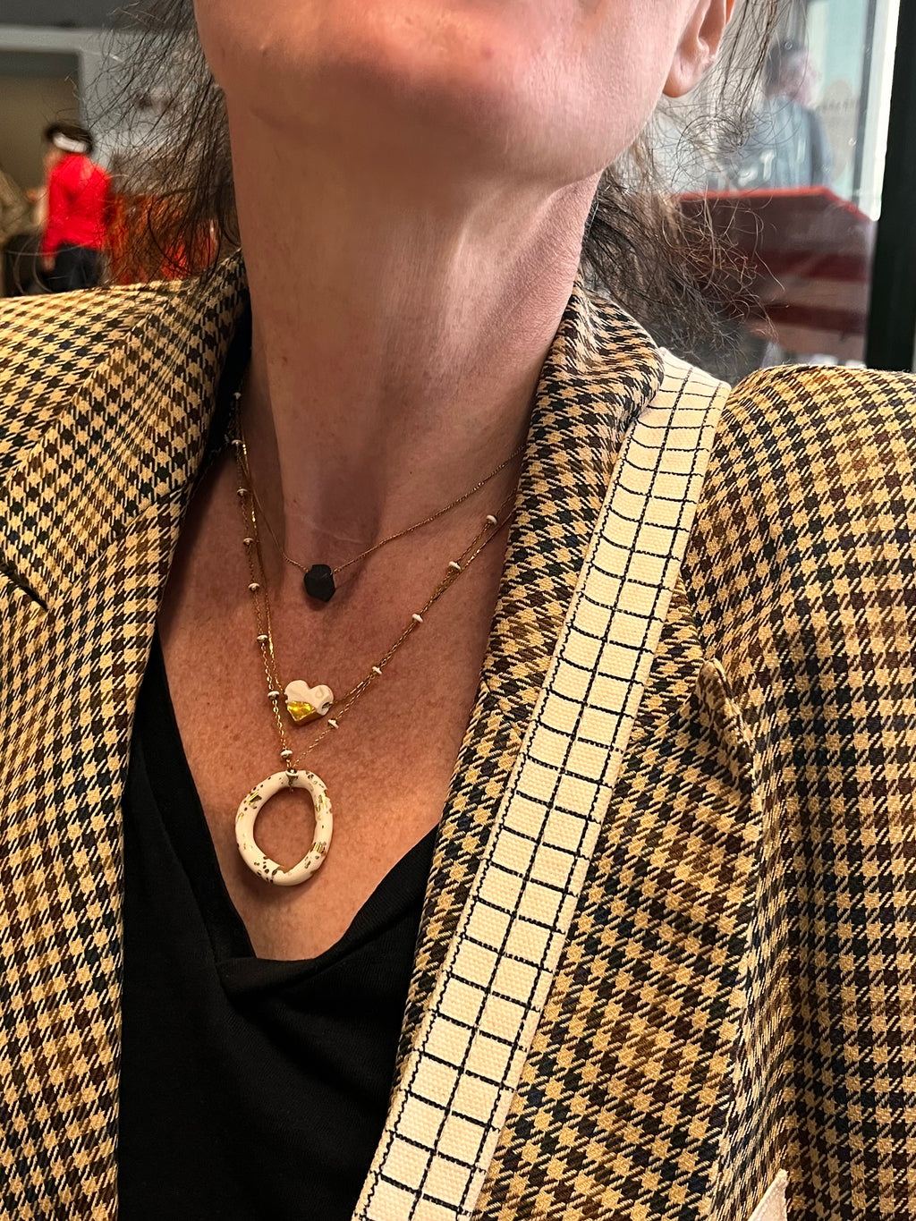 Grand collier créoles en porcelaine fait à la main à Lyon avec des détails en or 