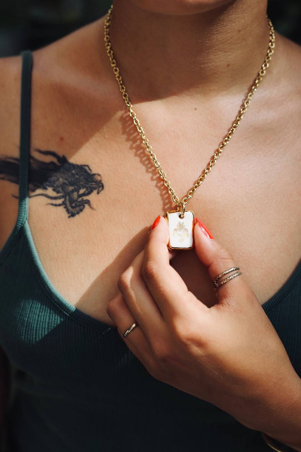 collier en porcelaine avec un sacré coeur en motif peint à la main à l'or liquide 