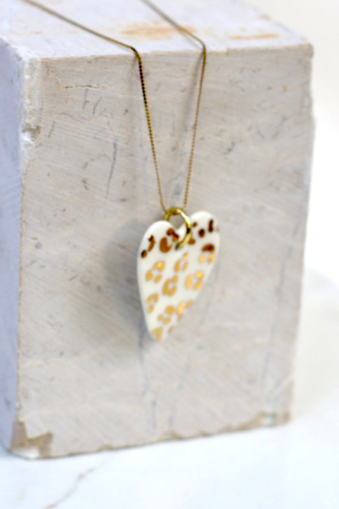 collier en forme de coeur fabriqué à la main en porcelaine avec un motif léopards tacheté d'or liquide 