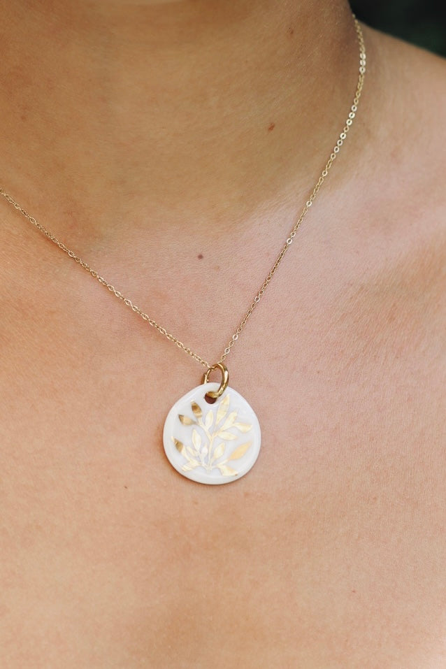 Collier en acier inoxydable avec un grand médaillon en porcelaine fabriqué à la main et peint avec un motif floral à l'or liquide 