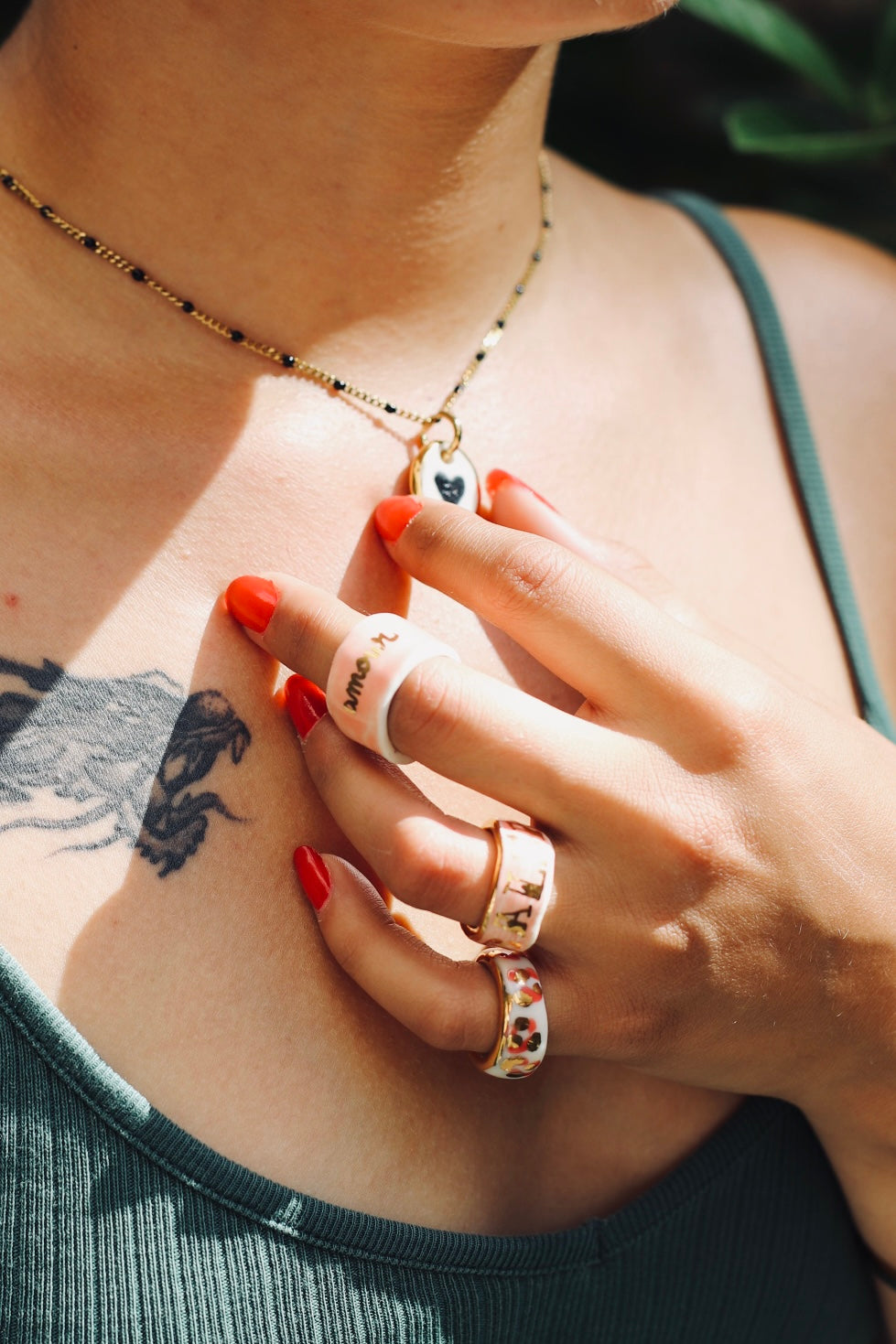collier fait main par une créatrice à Lyon avec un dessin de coeur et des détails à l'or liquide 