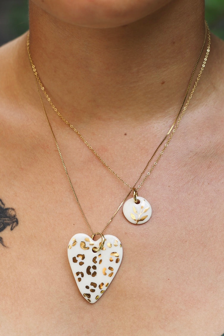Collier en porcelaine fabriqué à la main avec un motif floral peint à la main à l'or liquide 