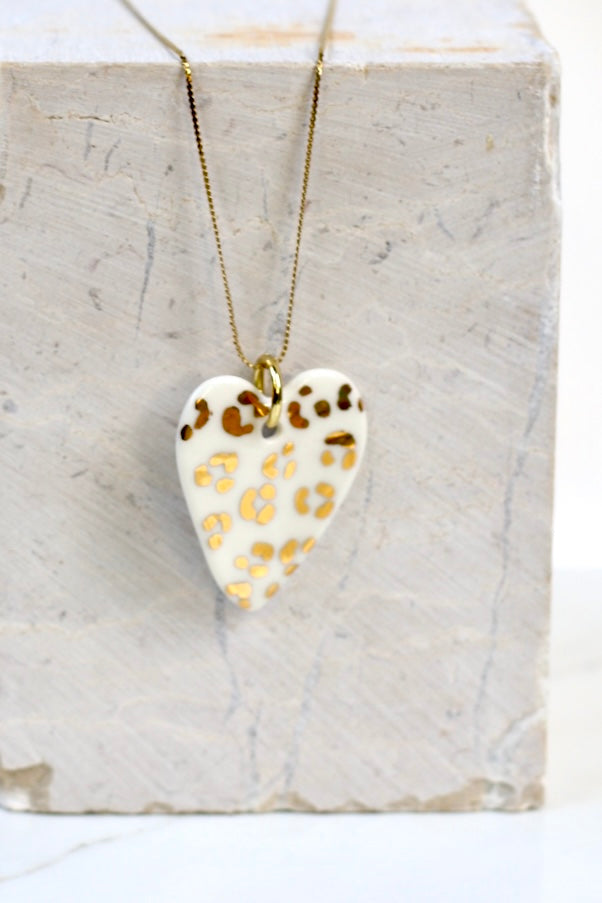 collier en porcelaine en forme de coeur à motif léopards tacheté d'or liquide peint à la main 