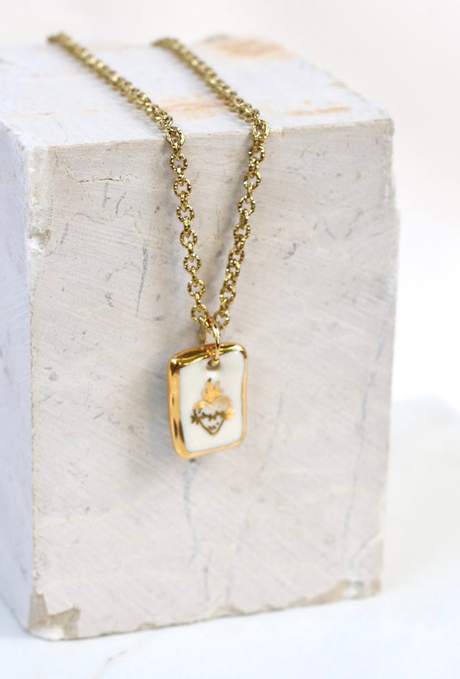 collier avec un pendentif à motif sacré coeur ex-voto désigné à la main à l'or liquide avec des détails à l'or 