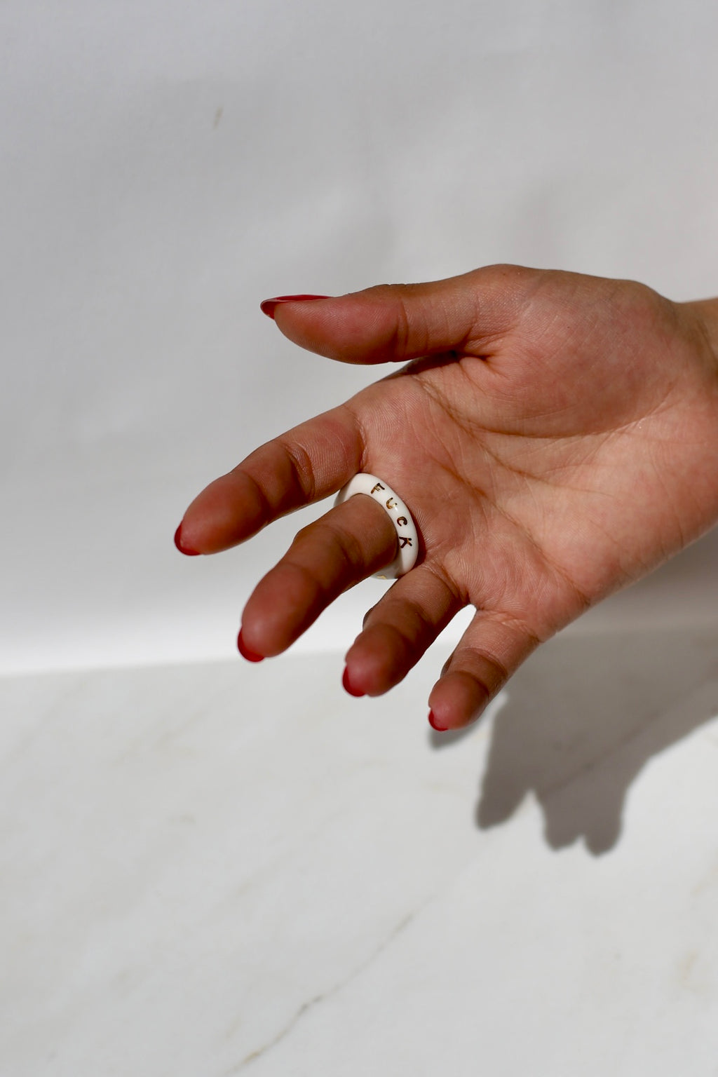 bague en porcelaine blanche émaillée en taille 55 FR, avec le mot 'LOVE' inscrit en lettres fines d'or peint à la main.
