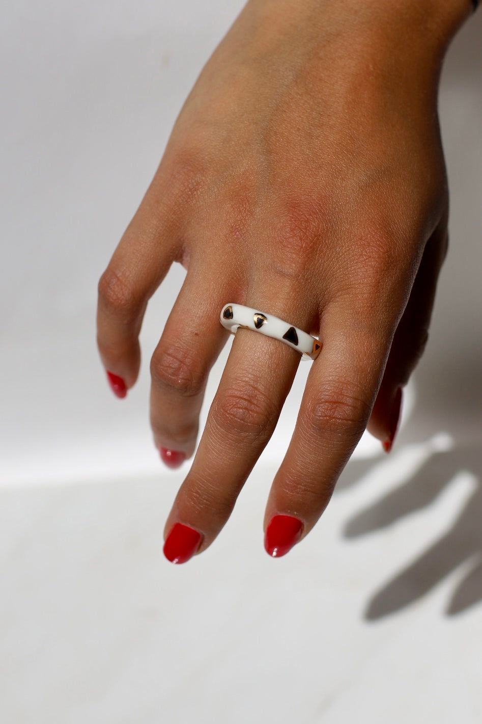 bague fine en céramique, avec le mot LOVE écrit discrètement avec des détails en or liquide peint à la main en taille 53 FR